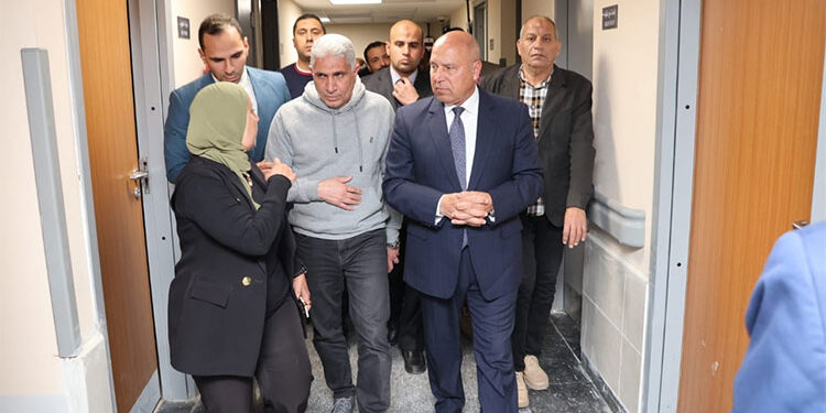 وزير الصناعة والنقل يزور مصابى حادث اصطدام قطار بمينى باص بالإسماعيلية
