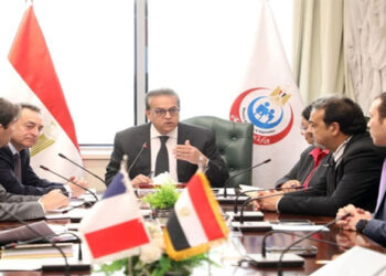 وزير الصحة والسكان يستقبل السفير الفرنسي بالقاهرة لبحث سبل التعاون فى مجال الرعاية الصحية