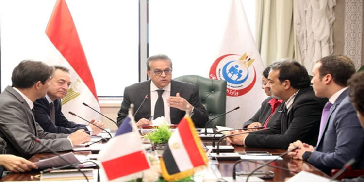 وزير الصحة والسكان يستقبل السفير الفرنسي بالقاهرة لبحث سبل التعاون فى مجال الرعاية الصحية