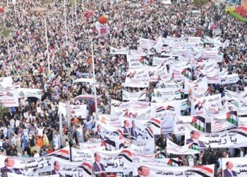 الآلاف يؤدون صلاة عيد الفطر في مسجد الحسين ويرفعون أعلام فلسطين لدعم غزة