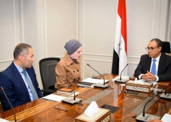 وزير الخارجية والهجرة يجتمع مع قيادات وأعضاء قطاع الشئون البرلمانية بالوزارة