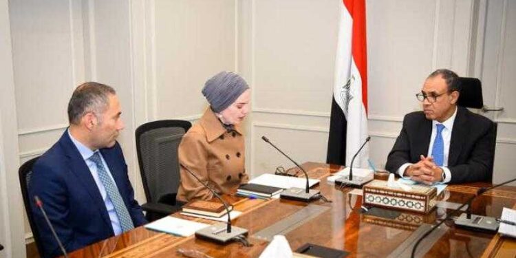 وزير الخارجية والهجرة يجتمع مع قيادات وأعضاء قطاع الشئون البرلمانية بالوزارة