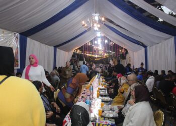 سفير سنغافورة يفطر على مائدة ضيوف مصر