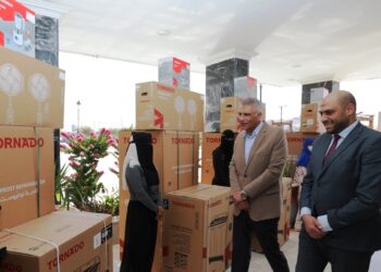 محافظ أسوان يسلم 40 جهاز عروسة لـ 10 فتيات دعماً من مؤسسة العربى لتنمية المجتمع