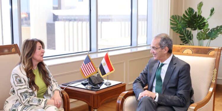 وزير الاتصالات يبحث جذب المزيد من الاستثمارات مع السفيرة الأمريكية