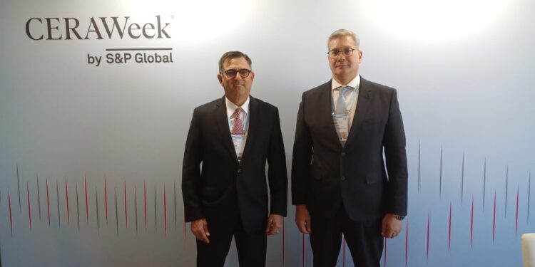 وزير البترول يبحث مع رئيس هاليبرتون التوسع فى تطبيق الحلول التكنولوجية