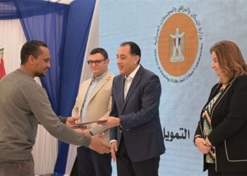 رئيس الوزراء يسلم عقود وحدات سكنية ضمن المبادرة الرئاسية “سكن لكل المصريين” لمنخفضي ومتوسطي الدخل