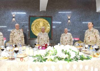 وزير الدفاع يشارك مقاتلى الجيش الثالث الميدانى وقوات شرق القناة لمكافحة الإرهاب تناول وجبة الإفطار