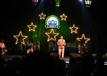 بالصور.. أحمد العمرى يُضيء مسرح أوبرا جامعة مصر للعلوم والتكنولوجيا بليلة روحانية استثنائية