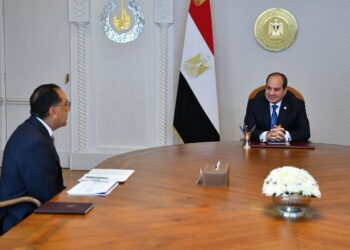 الرئيس السيسي يجتمع مع رئيس الوزراء ووزير البترول