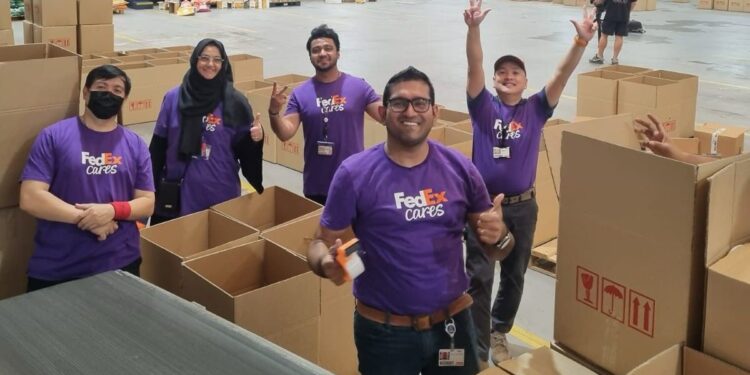 متطوعو فيديكس ينشرون السعادة في رمضان بتعبئة 1600 طرد غذائي