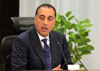 رئيس الوزراء يبدأ جولة تفقدية بعدد من مشروعات توليد الكهرباء من طاقة الرياح برأس غارب