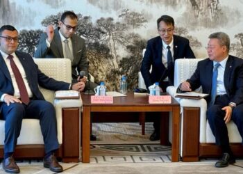 وزير الإسكان يلتقي رئيس شركة “CSCEC” الصينية ببكين لمتابعة موقف المشروعات المشتركة