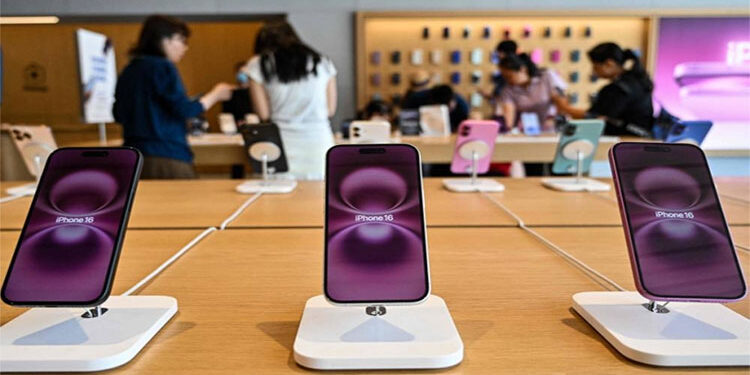 رويترز: آبل نقلت 1.5 مليون هاتف من الهند خوفًا من وطأة الرسوم الجمركية