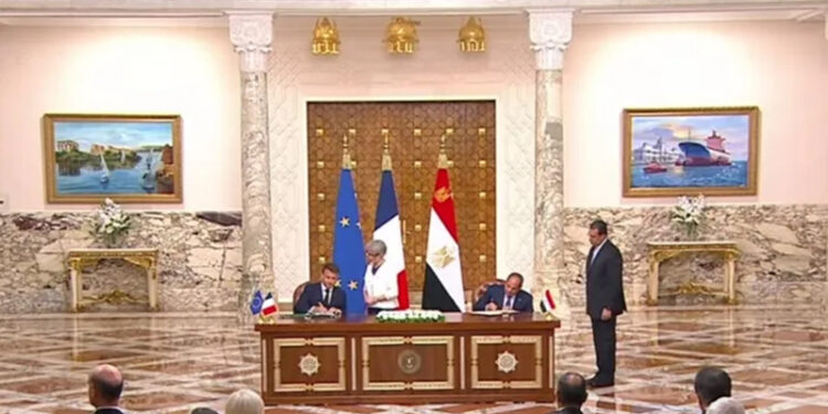 السيسي وماكرون يوقعان الإعلان المشترك لترفيع العلاقات إلى مستوى الشراكة الاستراتيجية