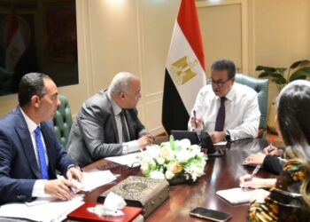 وزير الصحة يبحث مع المدير التنفيذي لصندوق التعويض عن مخاطر المهن الطبية دعم الأطباء وتطوير برامج التدريب