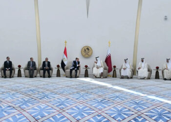 الرئيس السيسى يلتقى ممثلى مجتمع الأعمال القطري فى الدوحة