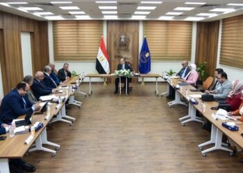 رئيس هيئة الدواء يعقد اجتماعًا موسعًا مع ممثلي نقابة الأطباء وجهاز الدمغة الطبية وغرفة الصناعة والاتحاد العام للغرف التجارية