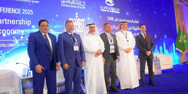 اتحاد المصارف العربية يكرم محمد علي الرئيس التنفيذي لمصرف أبوظبي الإسلامي مصر