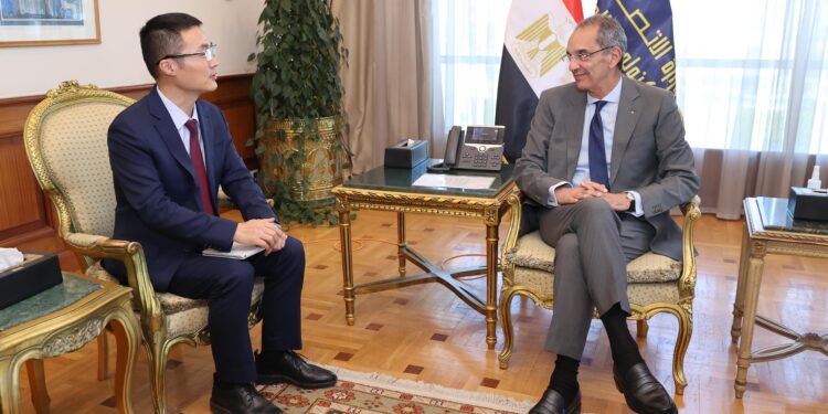 وزير الاتصالات  يلتقى الرئيس التنفيذى الجديد لشركة هواوى مصر