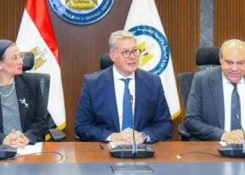 وزراء البترول والبيئة والطيران يبحثون التعاون في مشروع إنتاج وقود الطائرات المستدام