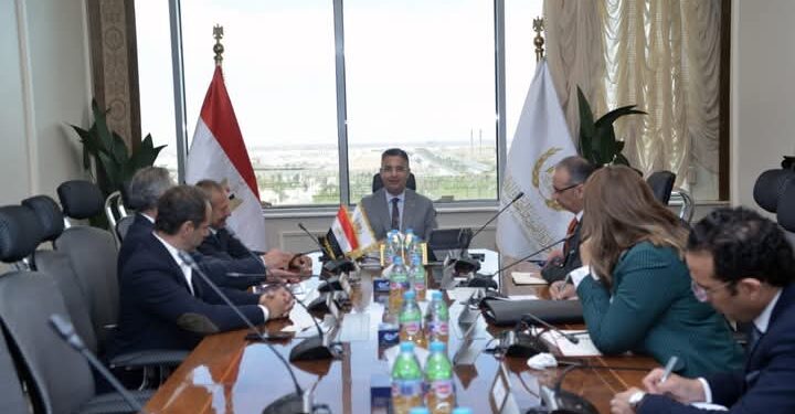 وزير التموين يتابع مع شركة أوراسكوم للإنشاءات الموقف التنفيذي لإنشاء المخزن الاستراتيجي بالفيوم