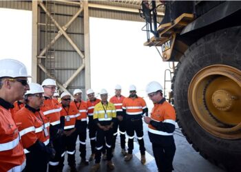 رئيس الوزراء يُشاهد أعمال التعدين تحت الأرض ويزور محطة توليد الكهرباء من الطاقة الشمسية بالمنجم