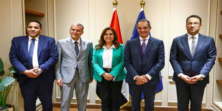 وزيرا الاتصالات والتنمية المحلية يشهدان توقيع اتفاق لتوفير الأجهزة التكنولوجية لتشغيل مجمعات الخدمات الحكومية بقرى “حياة كريمة “