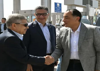 رئيس الوزراء يبدأ زيارة لتفقد وافتتاح عددٍ من مشروعات “المنطقة الاقتصادية لقناة السويس”