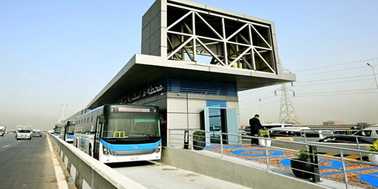 رئيس الوزراء يتفقد التشغيل التجريبي للمرحلة الأولى من مشروع الأتوبيس الترددي