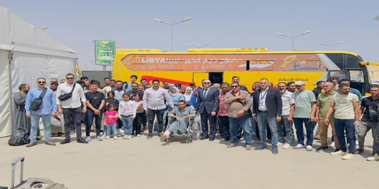 مصر تعيد 71 مواطنا مصريًا من ليبيا