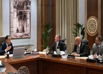 رئيس الوزراء يستقبل نائب رئيس شركة “إكسون موبيل” العالمية لشئون الاستكشاف