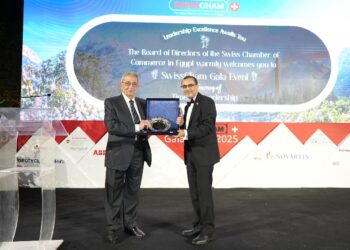 غرفة التجارة السويسرية تكرم عمرو موسى في حفلها السنوي بالقاهرة