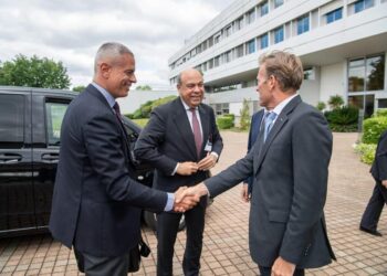 وزير الطيران ورئيس القابضة لمصر للطيران يزورا المقر الرئيسي لشركة إيرباص بفرنسا