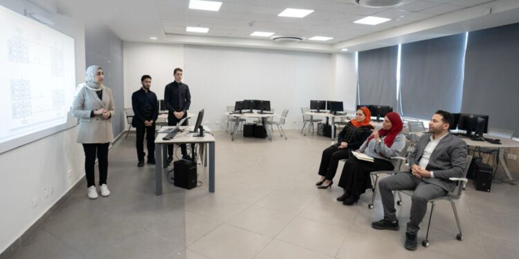 فريق من 3 طلاب يصمم نظاماً الكترونياً للحجز بالجراجات العامة والخاصة يفوز بمنحة من ايتيدا