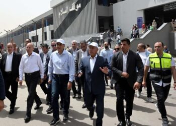 رئيس الوزراء يقطع خط سير الجولة لتفقد موقف السلام النموذجي الجديد