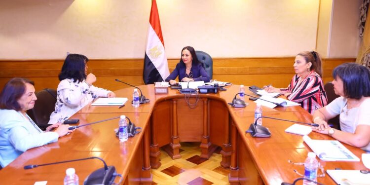 وزيرة التضامن تبحث تعزيز الشراكة بين صندوق دعم الصناعات الريفية والبيئية ومؤسسة دلتا