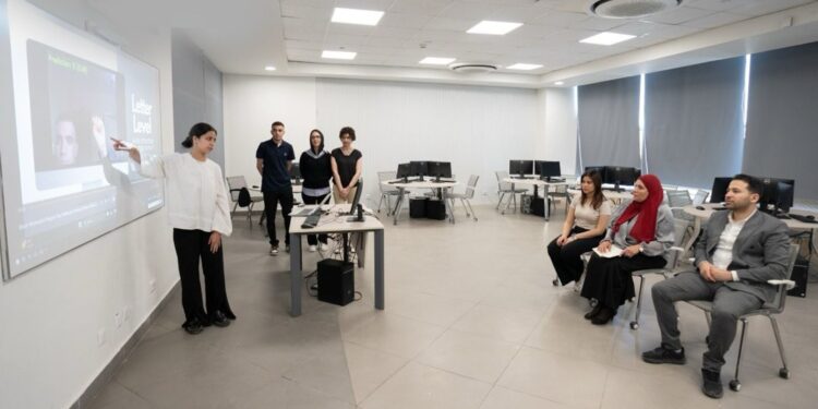 جامعة مصر للمعلوماتية تعلن عن SLI برنامج تقني جديد لترجمة فورية للغة الإشارة