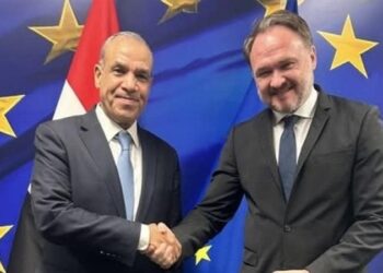 وزير الخارجية والهجرة يلتقى مع المفوض الأوروبي للطاقة والإسكان