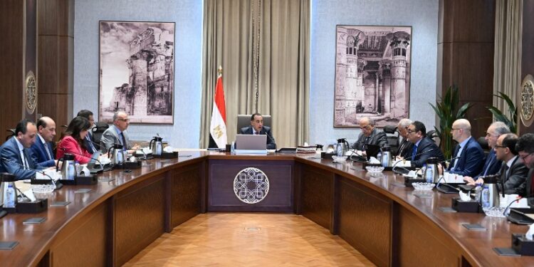 رئيس الوزراء يتابع موقف تنفيذ عددٍ من المشروعات الخدمية والتنموية بالوادي الجديد