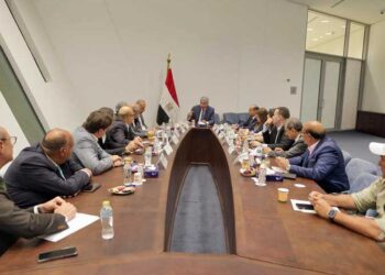 وزير السياحة والآثار يتابع تطوير منظومة التشغيل التجريبي للخدمات السياحية بمنطقة أهرامات الجيزة