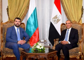 وزير الخارجية والهجرة يستقبل نظيره البلغاري