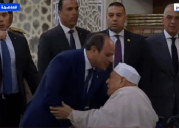 السيسي يصافح أحمد عمر هاشم لدى وصوله مسجد مصر بالعاصمة لأداء صلاة عيد الأضحي