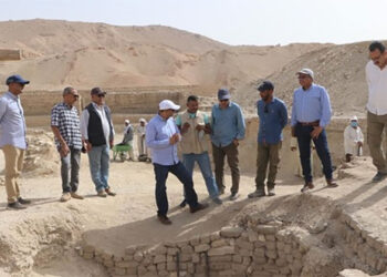 الأمين العام للمجلس الأعلى للآثار يتفقد “المقاصير الجنوبية” بمعبد الأخ منو وأعمال الحفائر الأثرية