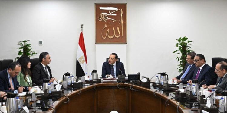 رئيس الوزراء يعقد اجتماعاً لبحث واستعراض فرص وتحديات صناعة السكر