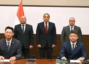 رئيس الوزراء يشهد توقيع عقد مشروع إقامة مجمع صناعي لإنتاج مستلزمات الطاقة الشمسية بالسخنة