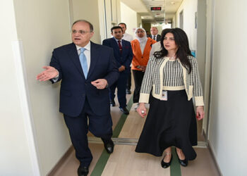 رئيس هيئة الدواء المصرية يزور مستشفى أهل مصر للحروق