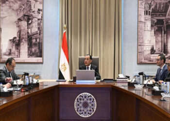 رئيس الوزراء يتابع تنفيذ برنامج الطروحات الحكومية في قطاعي البترول والأعمال العام