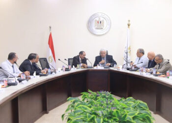 وزير التعليم العالي يعقد اجتماعًا مع أعضاء اللجنة العليا لاختيار عمداء المعاهد العليا الخاصة