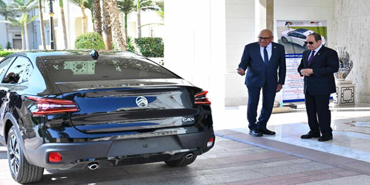 الرئيس السيسى يتفقد عددا من سيارات “سيتروين C4X” المصنّعة محليًا